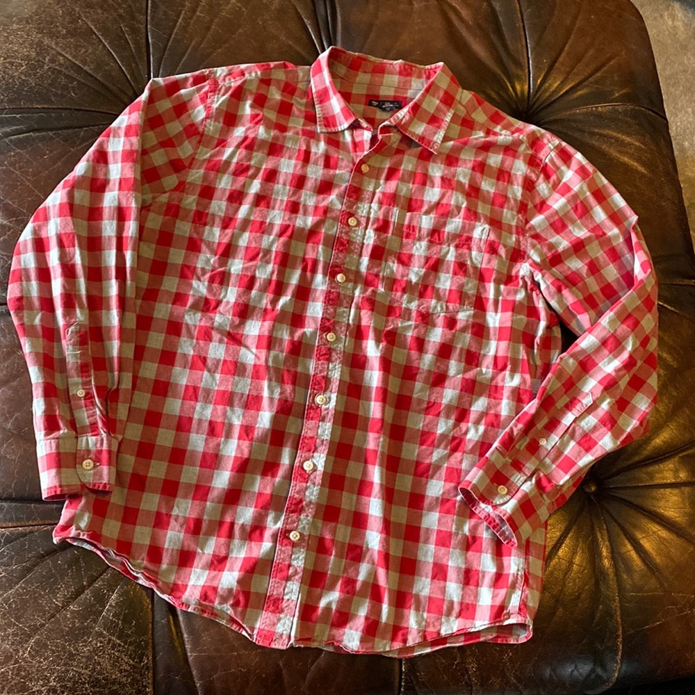 Gap Red and grey checkered button down long sleeved shirt